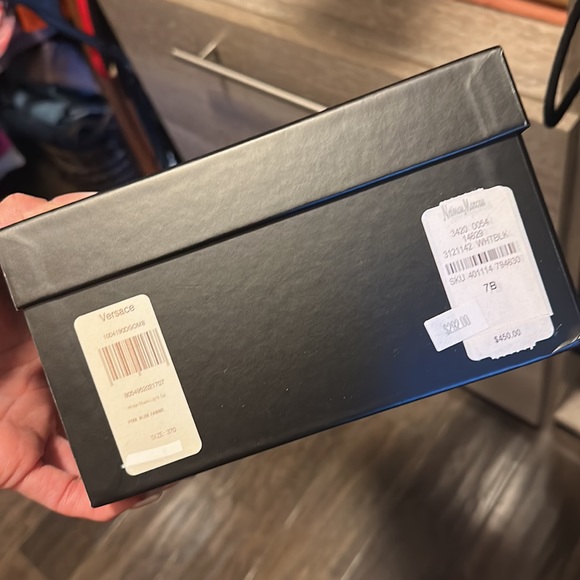 Like new Versace white pool slides 7 - Picture 8 of 8